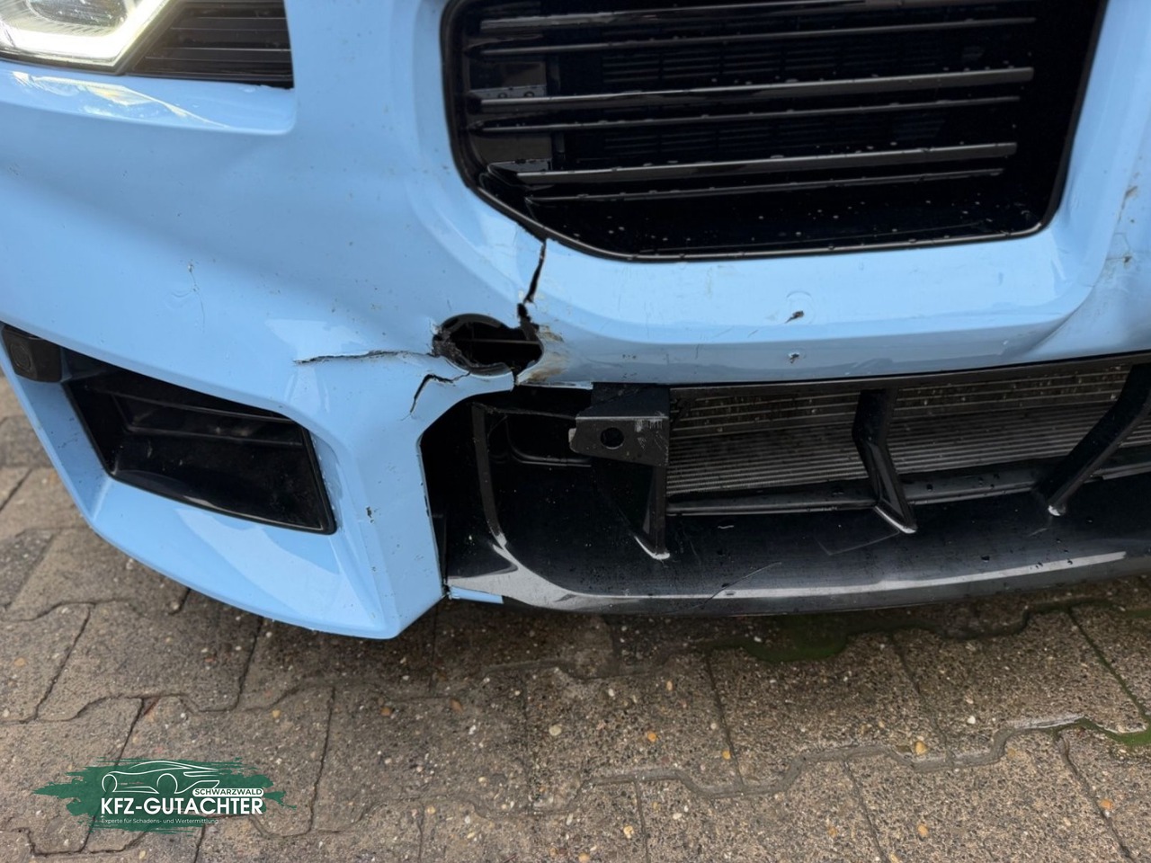 Schadensbeitrag BMW M2: Stoßfänger gerissen