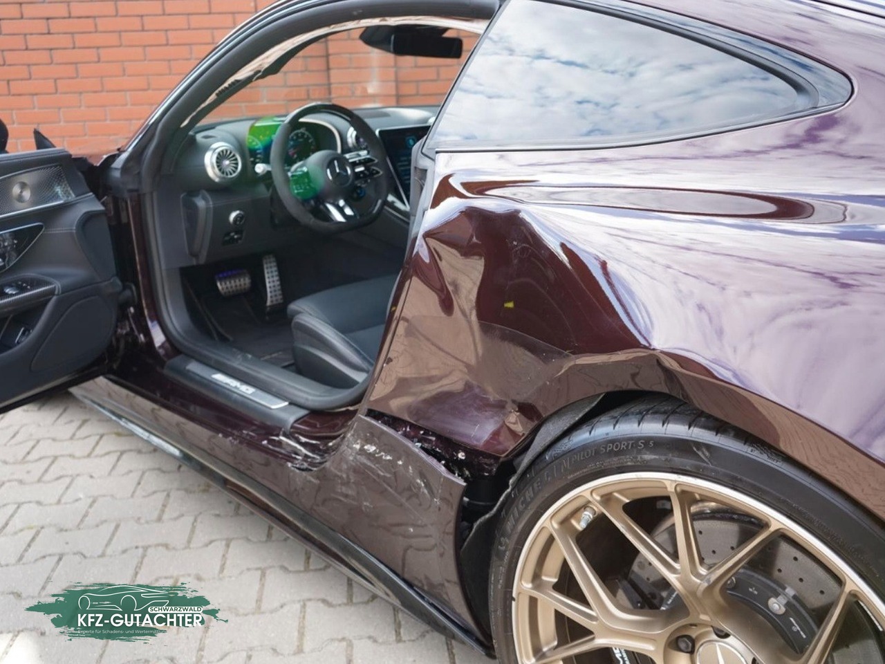 Schadensbeitrag Mercedes-AMG GT: Tür offen: Seitenteil vor dem Hinterrad verformt, Schweller aufgerissen