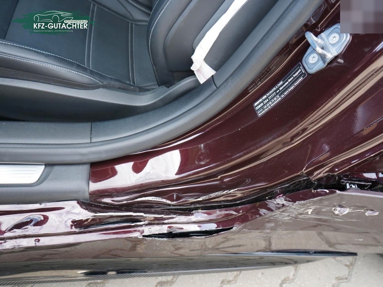 Schadensbeitrag Mercedes-AMG GT: Schweller im Detail: Verformung und Risse im Lack