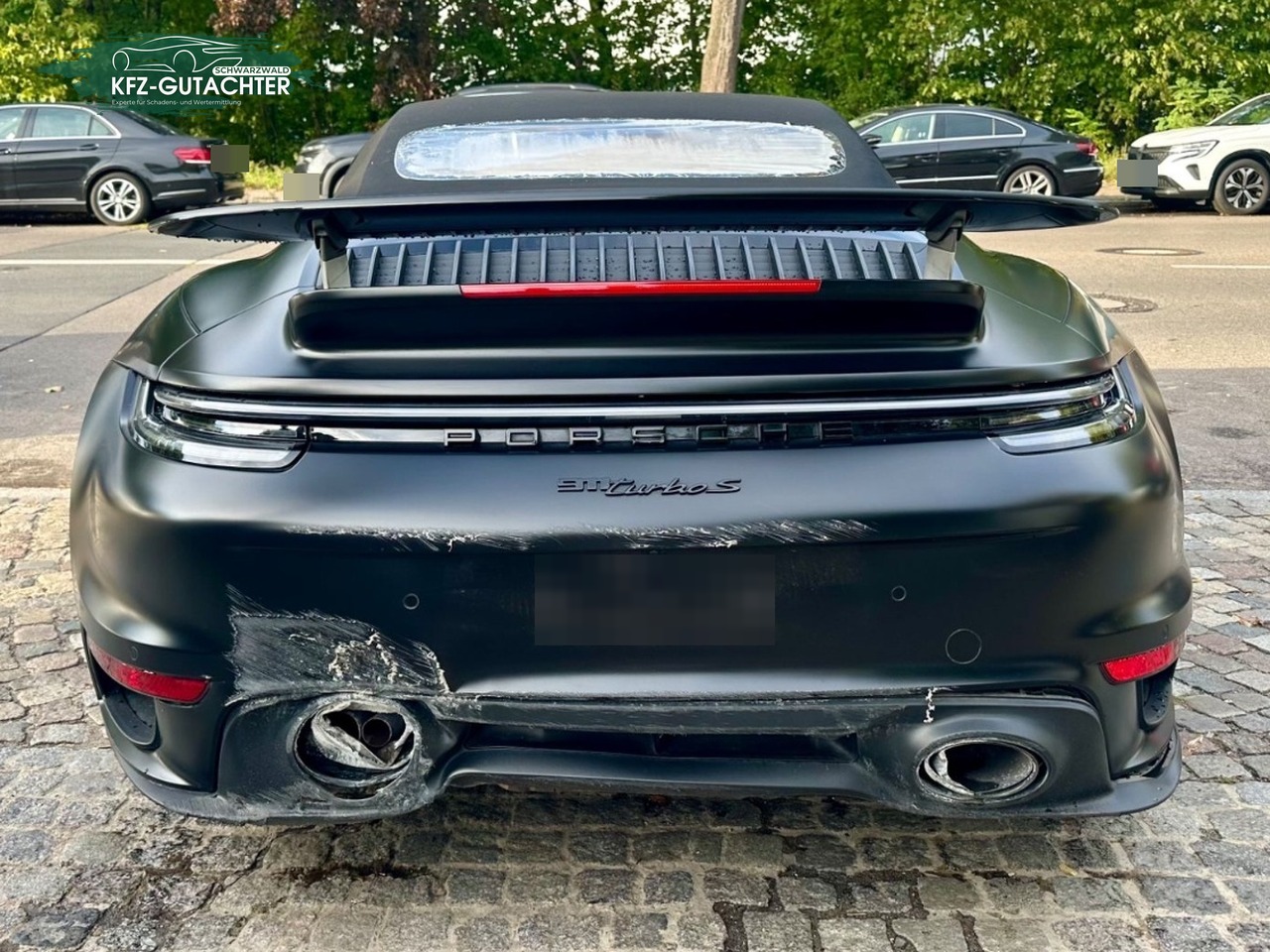 Schadensbeitrag Porsche 911: Heck von hinten: Heckschürze links aufgerissen, Endrohrblende eingedrückt