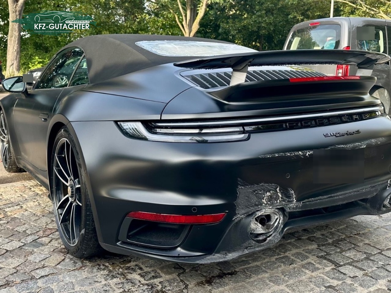 Schadensbeitrag Porsche 911: Heck schräg von links: Kratzer bis über das Kennzeichen