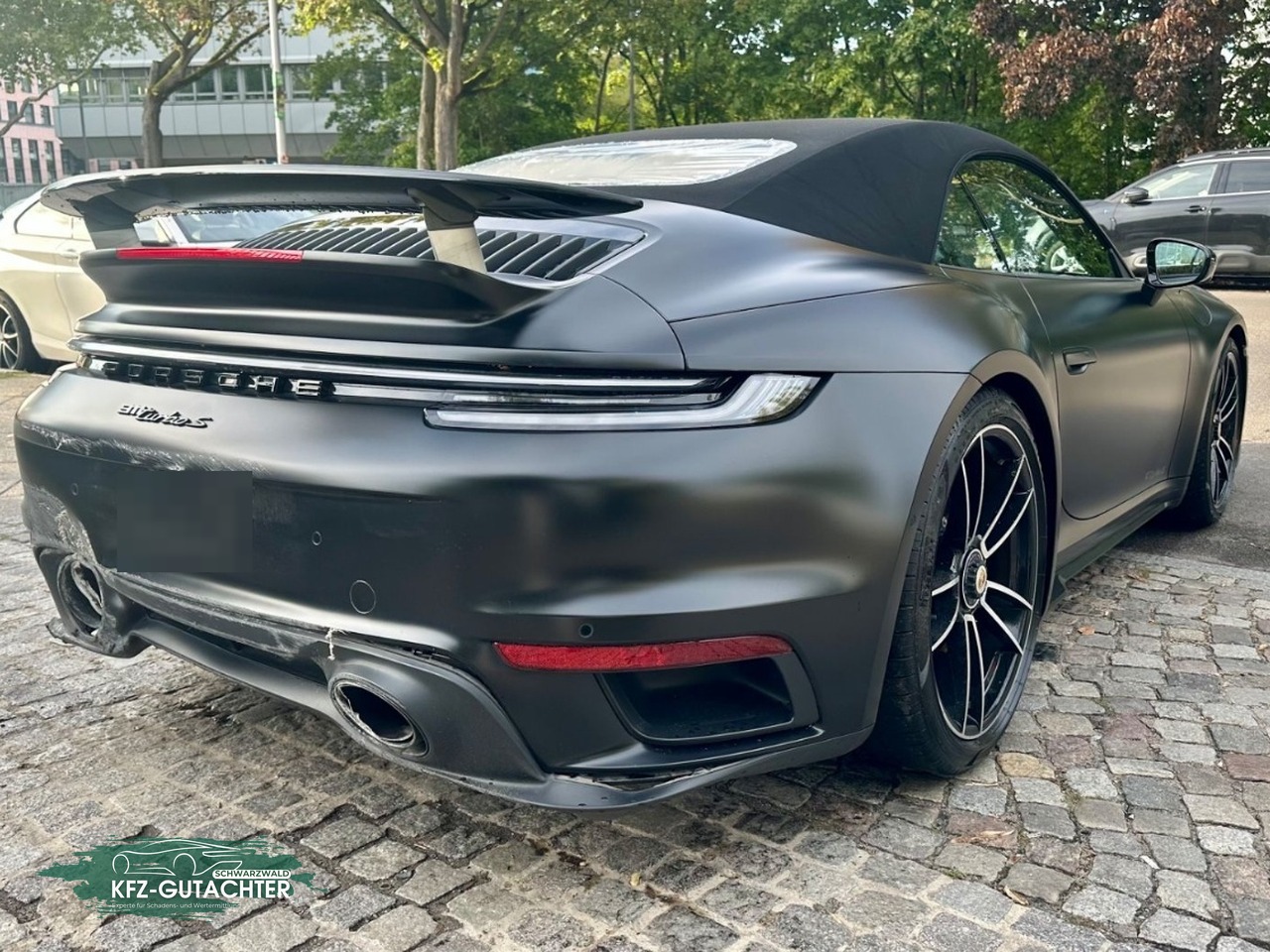 Schadensbeitrag Porsche 911: Heck schräg von rechts: auch rechts Spuren am Diffusor
