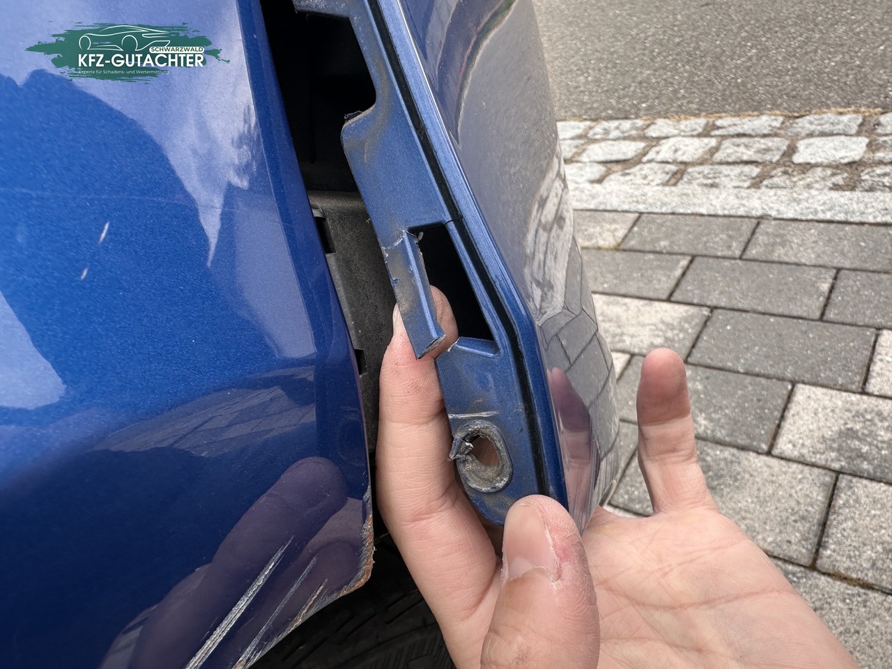 Schadensbeitrag Renault Clio: Gebrochener Halter am hinteren Stoßfänger